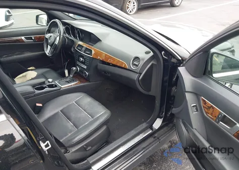 2014 Mercedes-Benz C 250 Sport z USA, uszkodzony, nr VIN WDDGF4HB4EG253191